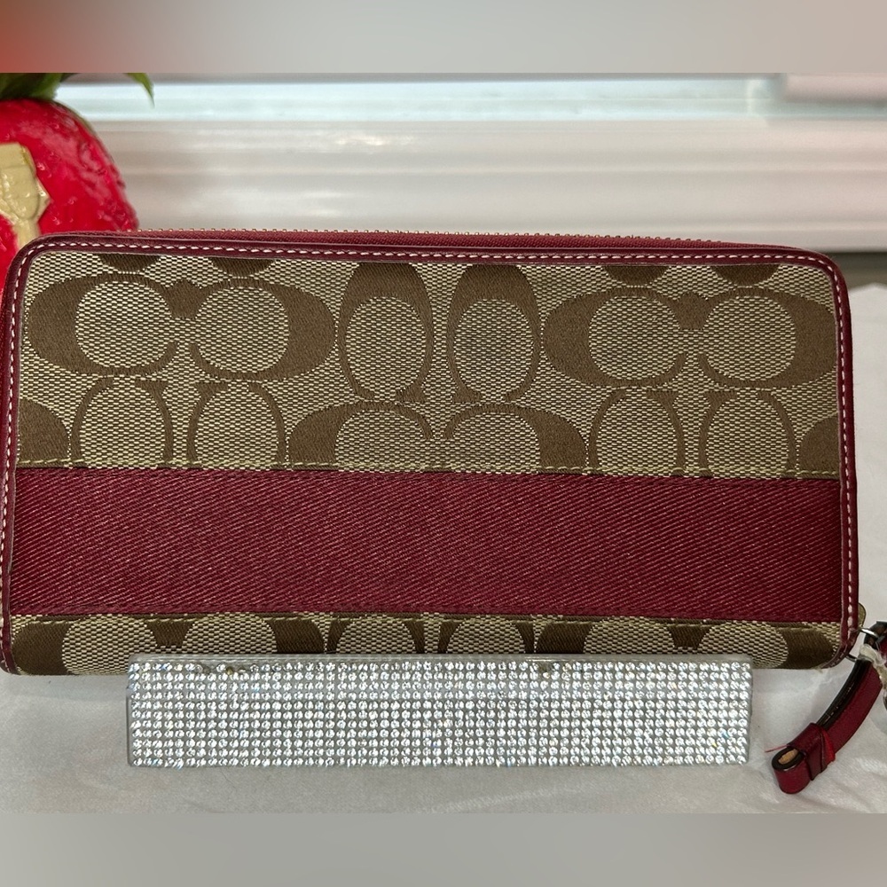 EUC Coach Signatire brown and burgundy wallet